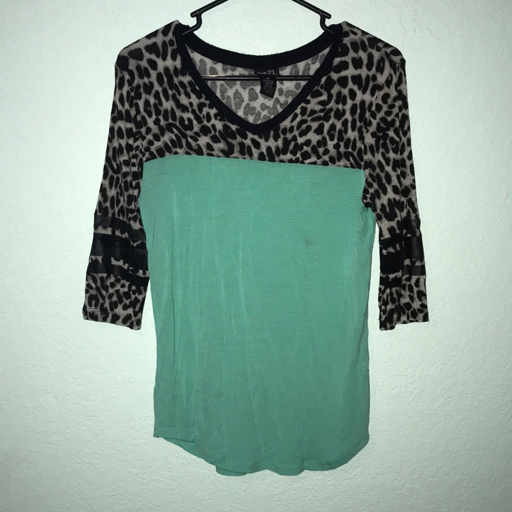 Women’s M Quarter Sleeved Teal and Cheetah Top
